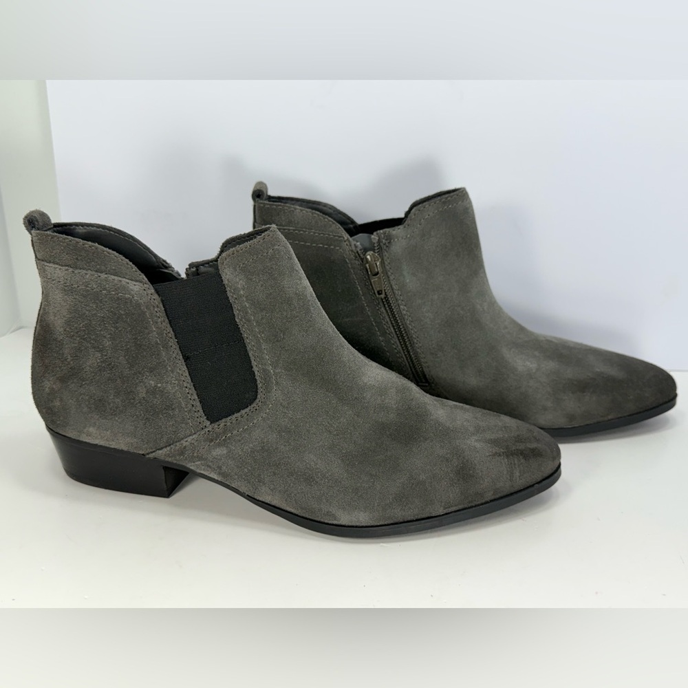 NWOT - Naturalizer Charcoal Suede Booties